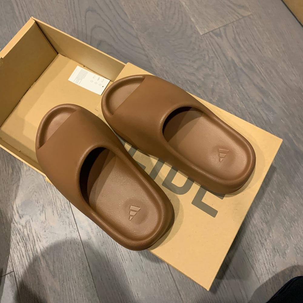 Yeezy slides size 4 (women 5)
